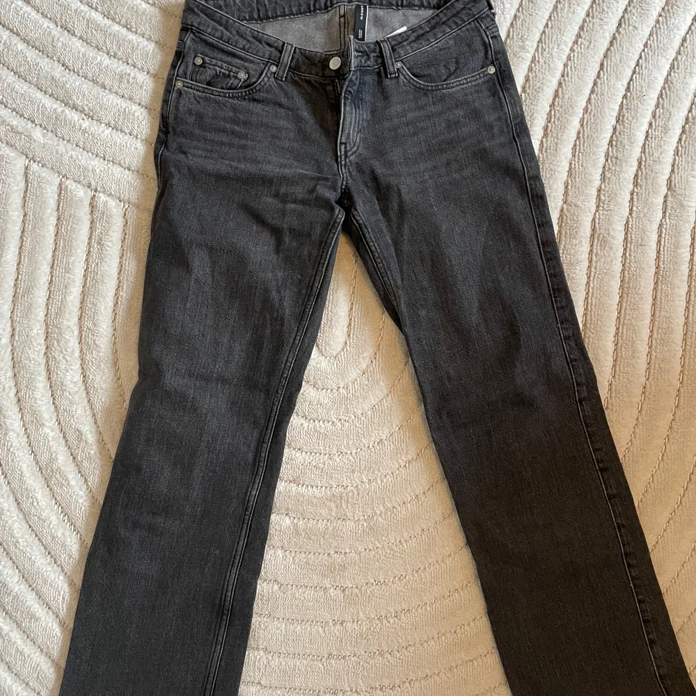 Säljer dessa svarta jeans från weekday i modellen arrow! . Farkut & Housut.
