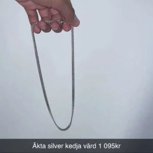 Äkta silverkedja - Säljer en elegant äkta silverkedja. Perfekt för att ge en stilren touch till din outfit. Kedjan har en klassisk design och är lätt att matcha med andra smycken.