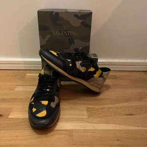 Svarta Valentino Rockrunners  - | Riktigt snygga valentino skor i färgen svart med gula detaljer, bra skick, liten defekt på bakre sula be om bild, obs box ingår ej, tveka inte på höra av dig vid frågor. |