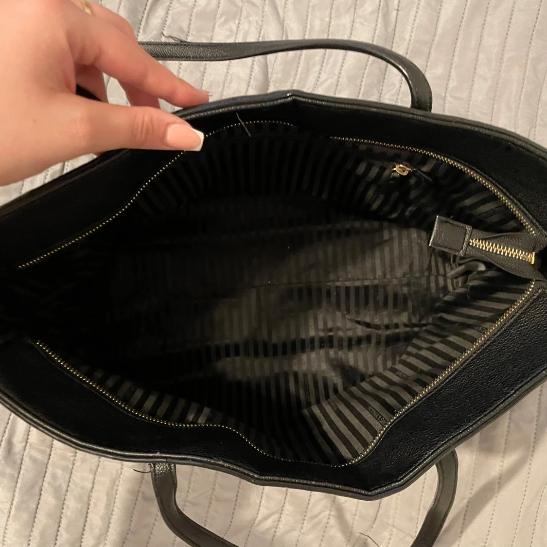 Svart axelväska med dragkedja - 1