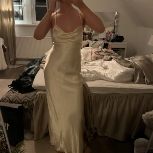 Gul balklänning - Ljusgul balklänning som endast är testad, lappen finns kvar💕Köpt i en butik i USA! Går ända ner till golvet på mig som är 170cm lång. Skriv privat för att köpa via köp nu 🤗