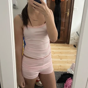 Rosa linne med matchande shorts - Säljer detta superfina set! perfekt till sommaren eller som pyjamas. aldrig använda!