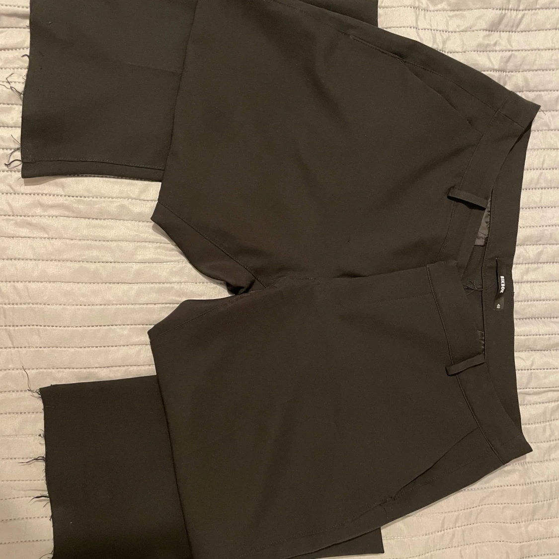 Svarta kostymbyxor från Bik Bok