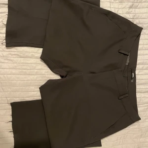 Svarta kostymbyxor från Bik Bok - Snygga svarta kostymbyxor från Bik Bok med en stilren design. Perfekta för en avslappnad look. De har en enkel passform och är tillverkade i ett bekvämt material. Köpt:500kr