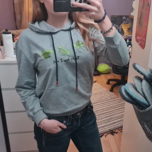 Grå tunn hoodie - Jag säljer nu denna hoodien då den är för liten. Den är ganska tunn så perfekt att ha på våren eller sommarkvällar. Det står "That's how I roll." På den. Storlek M men den är ganska liten i storleken. Skulle tippa mer på att den är storlek S. Skriv om ni har några frågor 🌺🥰