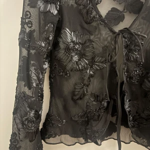 Blus med knytband - Skitsnygg oanvänd blus i tunt, lite genomskinligt material med utsvängda ärmar. Storlek XS men passar definitivt en S🖤🫧