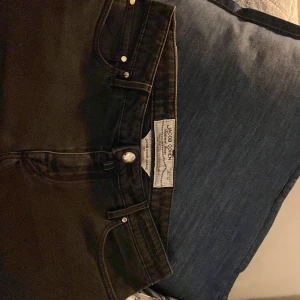 Svarta jeans från Jacob Cohen - Snygga svarta jeans från Jacob Cohen med klassisk femficksdesign och knappgylf. Tillverkade i Italien med högkvalitativt material för en stilren look. Perfekta för dig som vill ha en tidlös stil. Jeansen är i utmärkt skick utan en enda slitning. Hör av er om ni vill ha fler bilder! Nypris 5500kr Mitt pris: 600kr!!! Hade sagt att jeansen passar dig vid längden 174 ca men de funkar till lite kortare och lite längre. Modell 696 och det är slim.