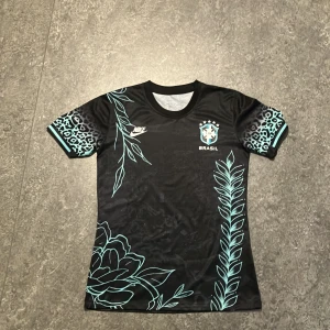 Svart Brasilien fotbollströja från Nike - Snygg svart fotbollströja från Nike med fina detaljer storlek S