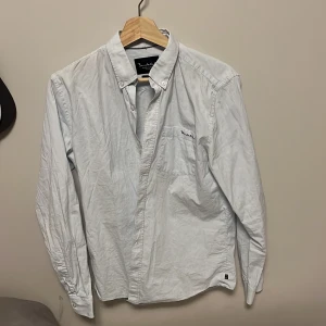 Bondelid skjorta - Vit/väldigt ljusblå. Kan skälvklart stryka innan försäljning. Pris kan diskuteras! Hör av dig vid frågor eller fler bilder!