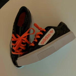 Adidas Sleek Super - Snygga Adidas Sleek Super sneakers, aldrig använda. Storlek 38 🙂Dom säljs inte längre. Skriv om ni undrar något 💕Ge ett bud om ni vill 😊
