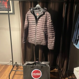 Colmar jacka  - Säljer en fet Colmar jacka Storlek S-XS | Skick 6,5/10 ett litet hål som ej är så synligt 👀Tillbehör endast jackan🧥. Tar också emot byten🔃om ni vill ha mer bilder eller har fler frågor kontakta gärna oss😁färg brun/svart. OBS!! Kan gå ner i pris vid snabb affär 😍