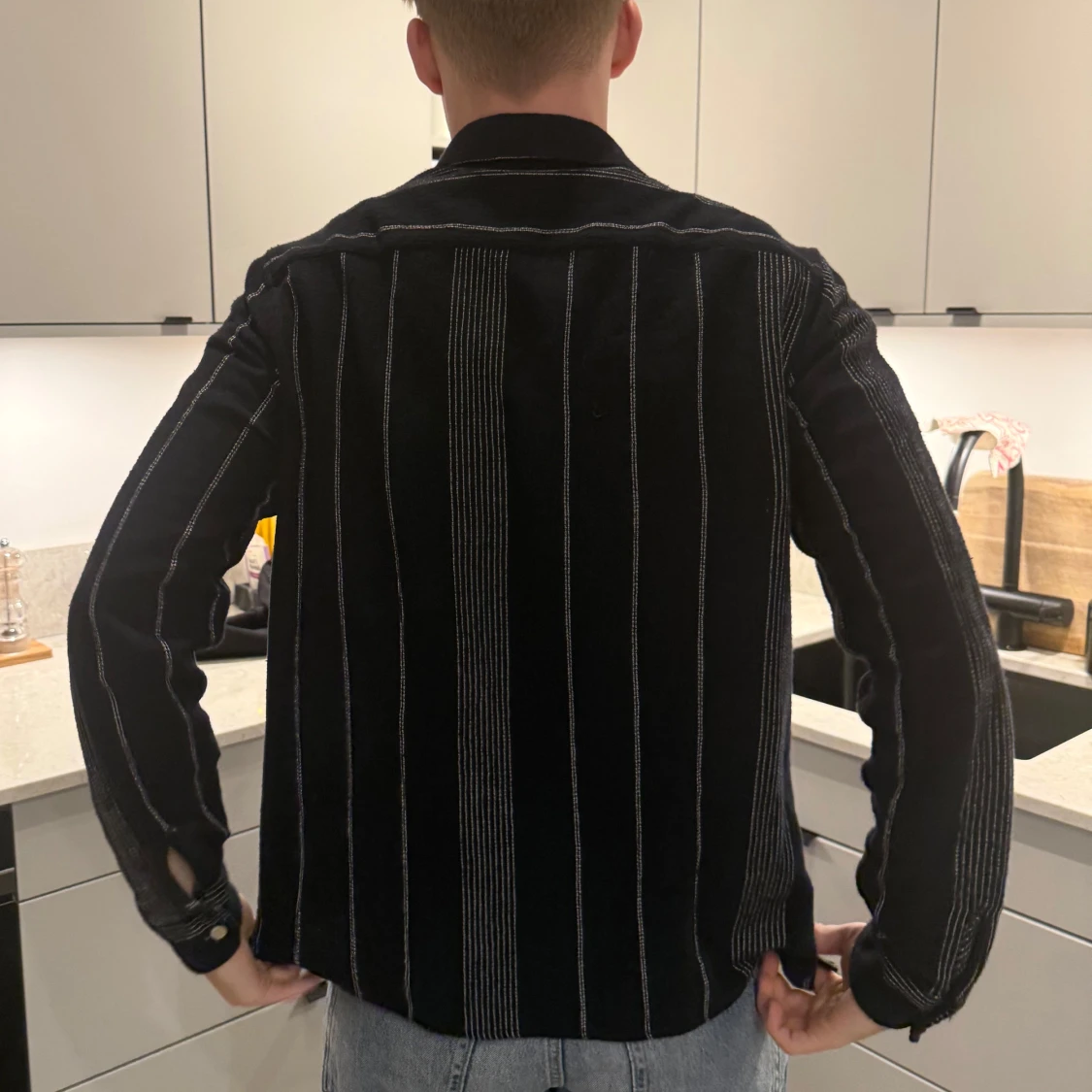 Marinblå och vit randig skjorta