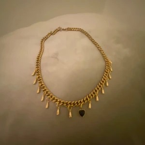 LIKNANDE Maria Nilsdotter halsband  - Supersnygg och elegant MARIA NILSDOTTER liknande halsband !! 💞💞längd : 50cm . Originalpris : 9495kr 
