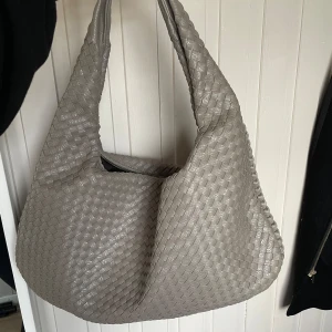 Design by si musthave bag - Musthave bag - design by si. Använd fåtal gånger så i jättefint skick! Har ett stort huvudfack sen flera små på sidorna för bra förvaring och uppdelning, väskan stängs med dragkedja! 