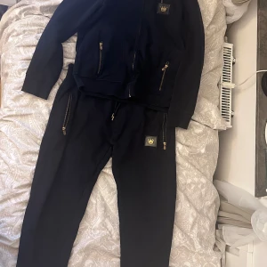 Mr originals tracksuit tröja och byxor - Exklusive märke som många rappare brukade ha. Tröjan är M och byxorna L