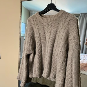 Soft Goat, Chunky Cable Knit - Soft Goat Chunky Cashmere Cable knit, greige storlek M. Så snygg i modellen, lite vidare ärmar och en aning kortare. Köpt nyss, så väldigt fint skick.  Nypris på denna: 4495kr