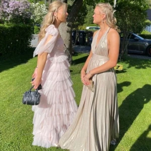 Rosa balklänning  - Super vacker och populär balklänning från Lace & Beads som inte går att köpa längre. 💗en volang har gått av lite, inget man märker på, går säkert snabbt att fixa!