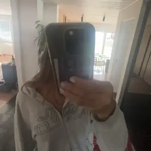 Säljer nu min Bvaldi Zipup hoodie då den tyvärr ej kommer till användning längre. Lite slitningar och en fläck (se bild 4). Vet tyvärr inte viken storlek men skulle gissa S-M💗 Pris kan diskuteras vid snabb affär! Köpt för 1100kr💗