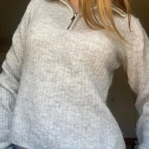 Stickad tröja med dragkedja (tryck it på köp nu) - Säljer denna jätte snygga tröjan med dragkedja den är i nyskick!❤️