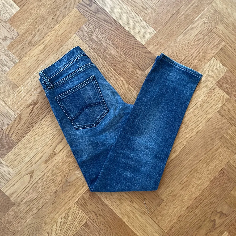 Säljer nu dessa unika jeans från Armani! De är knappt använda och är av sjukt bra klvalité. Ett lite unikare år jeans för dig som vill sticka ut! Hör av er!. Farkut & Housut.