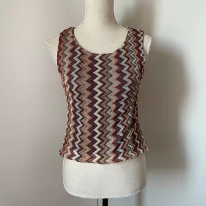 Missoni liknande linne - Linne i Missoni liknande mönster! Köpt second hand, ser ut att vara avklippt! Storlek S 🤍