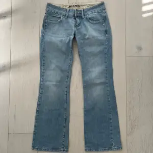 Så snygga jeans som jag säljer åt min vän! I princip som nya utan slitningar på benen 💕mått: midjemått rakt över 37cm, grenhöjd 17cm, innerbenslängd 76cm och lårbredd 20cm