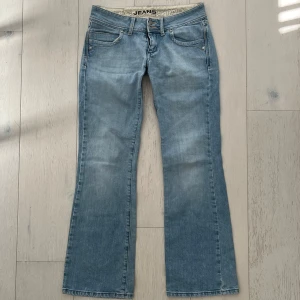 Lågmidjade flared jeans - Så snygga jeans som jag säljer åt min vän! I princip som nya utan slitningar på benen 💕mått: midjemått rakt över 37cm, grenhöjd 17cm, innerbenslängd 76cm och lårbredd 20cm