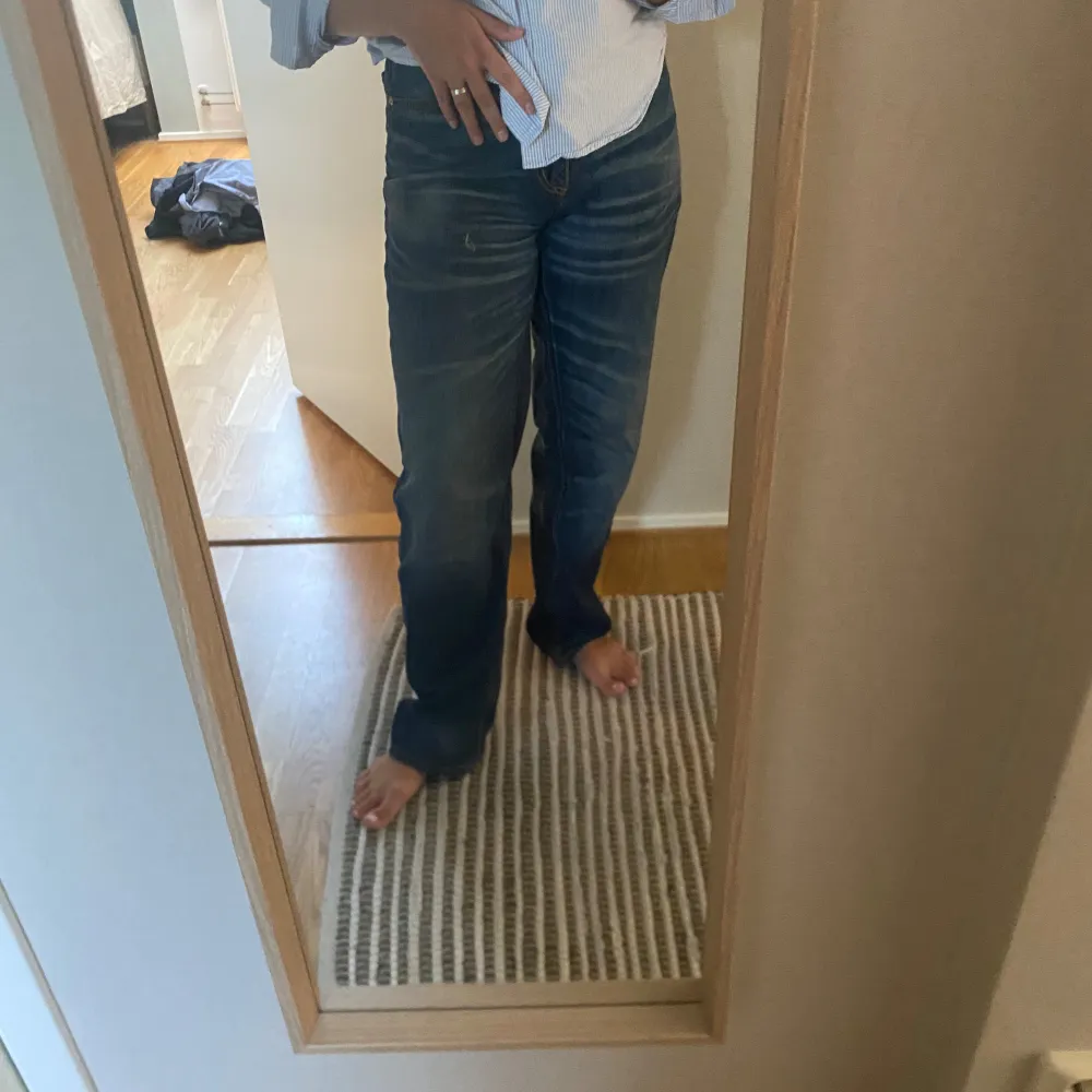 Supersnygga Eytys jeans i färgen Stone Wash Indigo. Säljes på grund av att de inte är min stil längre… Storlek 28 som motsvarar Medium. Baggy och långa på mig som är 169 cm. Nypris 2200kr.. Jeans & Byxor.