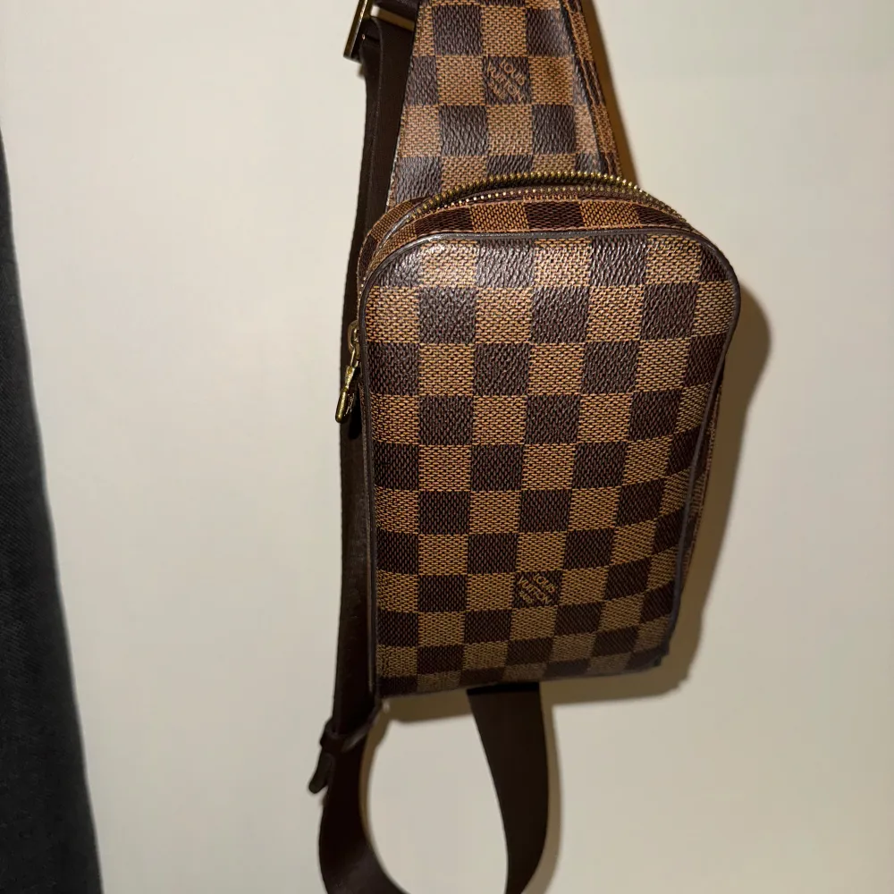 LV väska i superfint skick  Kvitto finns inte pga att den är vintage Men den är köpt i Louis Vuitton butiken i Stockholm . Accessoarer.