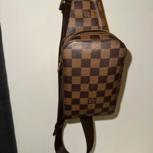 Louis Vuitton väska  - LV väska i superfint skick  Kvitto finns inte pga att den är vintage Men den är köpt i Louis Vuitton butiken i Stockholm 