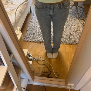 Lågmidjade jeans - Ett par lågmidjade jeans från H&M som är så snygga och trendiga! Jättebra skick och inte använda mycket.