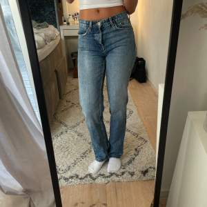 Supersnygga helt slutsålda low waist jeans från zara, gammal kollektion. I nyskick då de knappt är använda💕