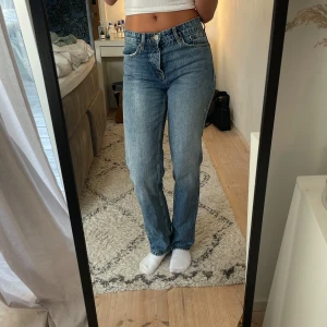 Lågmidjade blåa jeans - Supersnygga helt slutsålda low waist jeans från zara, gammal kollektion. I nyskick då de knappt är använda💕