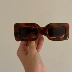 Solglasögon - Snygga solglasögon från other stories!