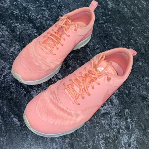 Rosa Nike skor - Använda fåtal gånger.  Ordinarie pris: 700-800  