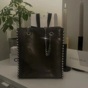 Väska zara - Jättefin ”metallic” väska ifrån zara! Jättefint skick men används inte så mycket! Skriv för fler frågor🩷