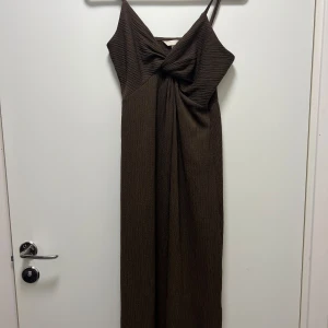 Midiklänning  - Brun klänning från H&M. Inte använd mycket. 