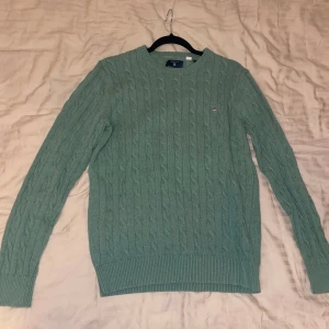 Gant tröja  - Säljer denna snygga Gant tröjan åt min bror som tyvärr inte får någon användning av den på grund av att den har blivit för liten. Storlek L och inga defekter och har inte heller används så jättemycket. Pris kan diskuteras! 