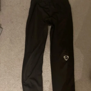 Svarta Nike byxor - Använt några gånger men mest legat i garderoben. Storlek L men passar till M också