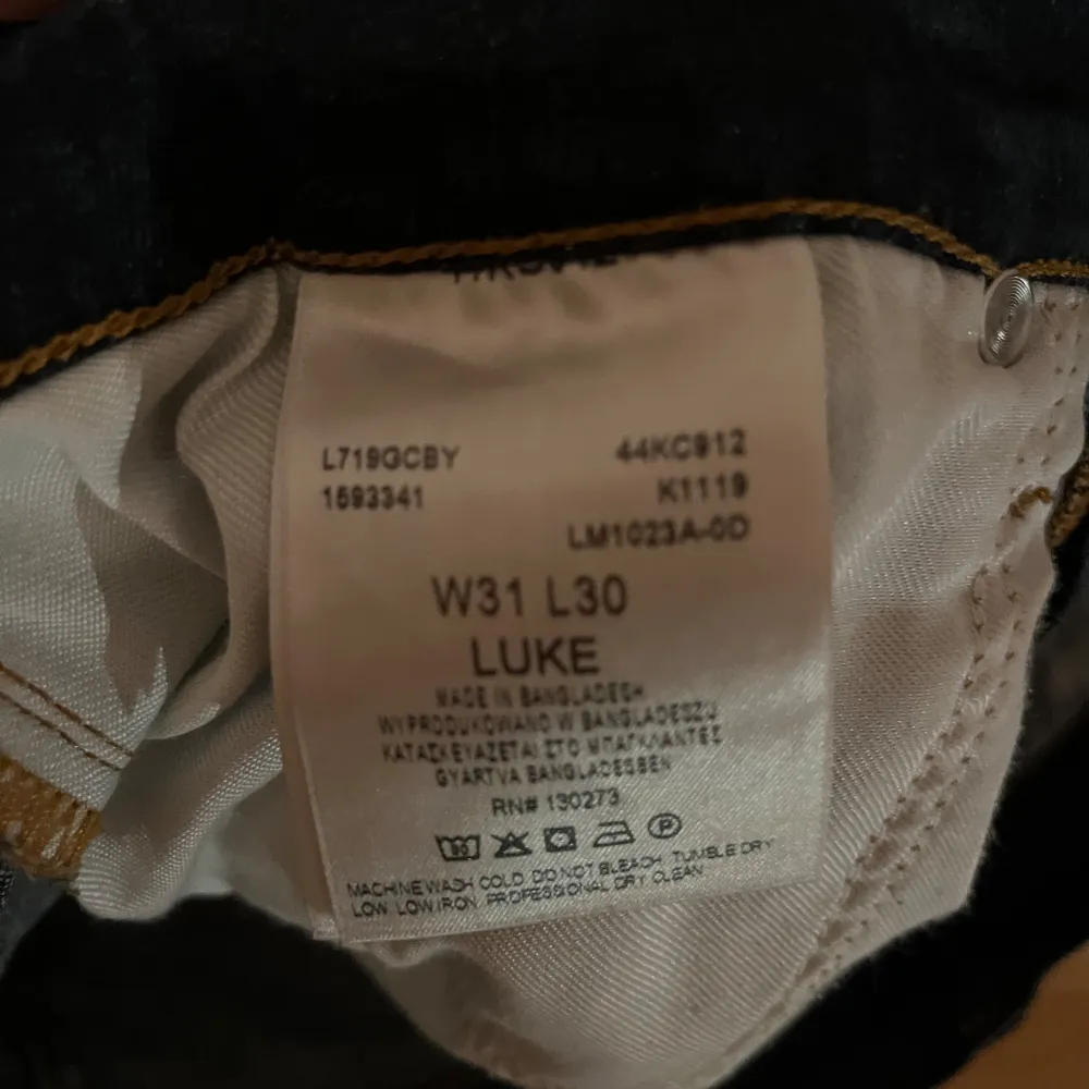 Hej! Säljer ett par helt oanvända lee jeans i slim fit. Storlek 31/30, kom gärna med frågor!🤗. Jeans & Byxor.