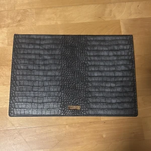 Datafodral  - Med ormskinn, datafodral från Bianca ingrosso