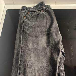 Säljer ett par snygga levis jeans i grå tvätt. Fint skick