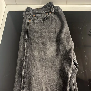Levis jeans - Säljer ett par snygga levis jeans i grå tvätt. Fint skick