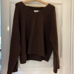 Så fin höstig tjock och varm stickad tröja  - Så fin höstig tjock och varm stickad tröja från weekday. I en väldigt fin brun färg. Väldigt varm. I storlek medium🍁🍂