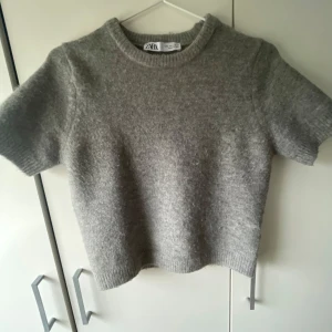 Stickad tröja - Stickad kortärmad tröja från zara. Perfekt till hösten/vintern. Skriv för frågor eller funderingar🥰