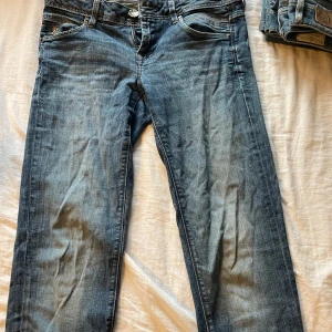 Snygga jeans!! - Skit snygga jeans med jättefina fickor. Önska att jag kunna ha dessa men dom passade tyvärr inte mig💞
