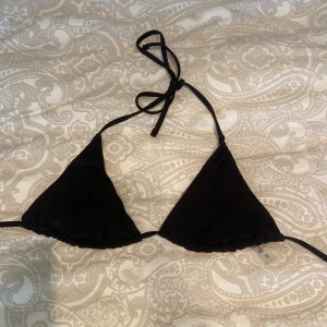Svart bikini  - Svart basic bikini oanvänd💓💓