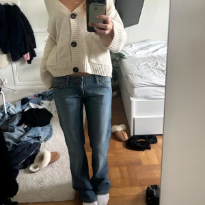 lågmidjade jeans - så så snygga, helt oanvända med lappar kvar. Från wrangler. Midjemått rakt över 37 och innerbenslängden 87, jag är 168