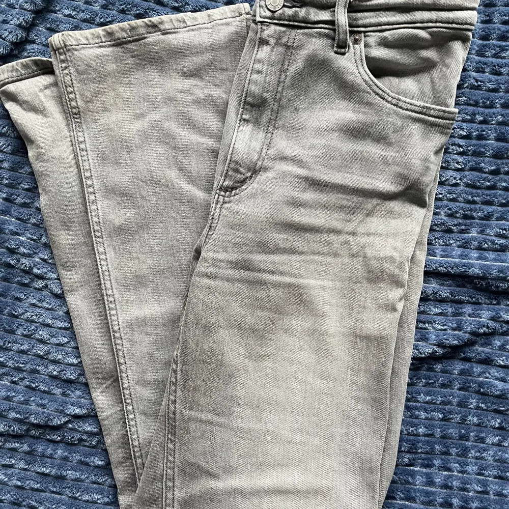 Säljer ett par snygga grå jeans från lager 157. Säljer pågrund av att dem är förstora för mig, skulle säga att dem är lite bootcut med en slits på slutet 🌷 Skriv för tydligare bilder 🩷💐TAR EMOT PRISFÖRSLAG!!🌷. Jeans & Byxor.