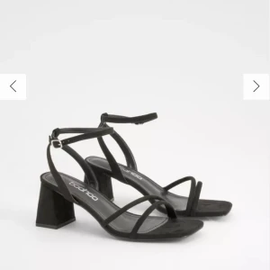 Svarta klackar  - Klackar från Bohoo storlek 38 Köpta för 243 kr säljer för 170 då de är helt nya oanvända , endast testade   Jag tycker de är lite små i passformen så möjligtvis 37,5 kanske . 